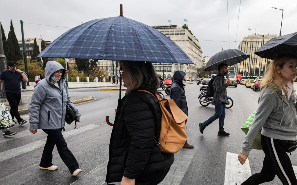Καιρός: Αλλαγή σκηνικού με πτώση θερμοκρασίας – Σε ποιες περιοχές αναμένονται βροχές και χιόνια