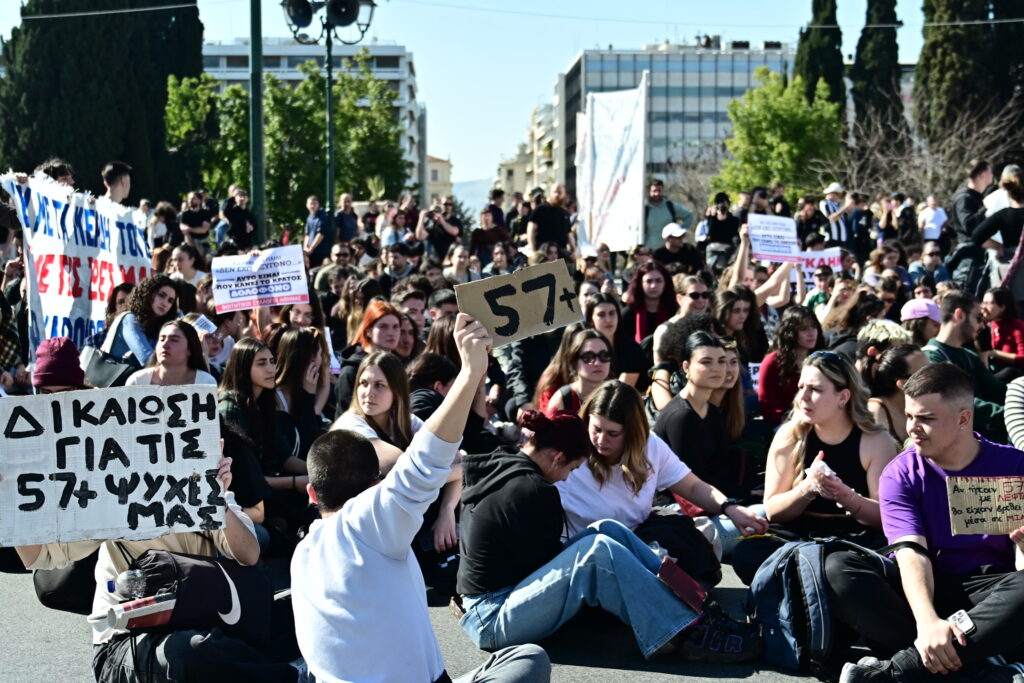 «Μαμά μου στέρησαν το οξυγόνο»: Φοιτητές και μαθητές πλημμύρισαν τους δρόμους για το έγκλημα στα Τέμπη (Video-Photos)