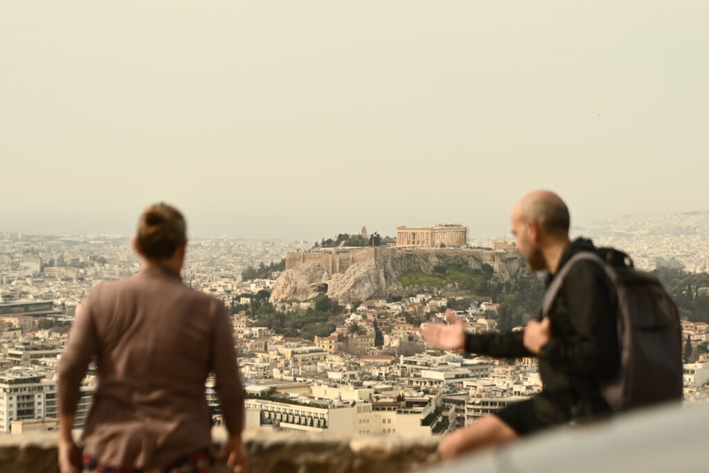 Καιρός: 26 βαθμοί σε δύο περιοχές και βροχές στη μισή χώρα – Επιμένει η αφρικανική σκόνη