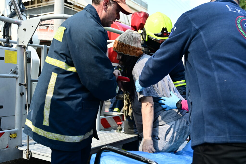 Φωτιά στο Χαϊδάρι: Απεγκλωβίστηκαν 2 άτομα από διαμέρισμα – Οι πρώτες εικόνες (Photos)