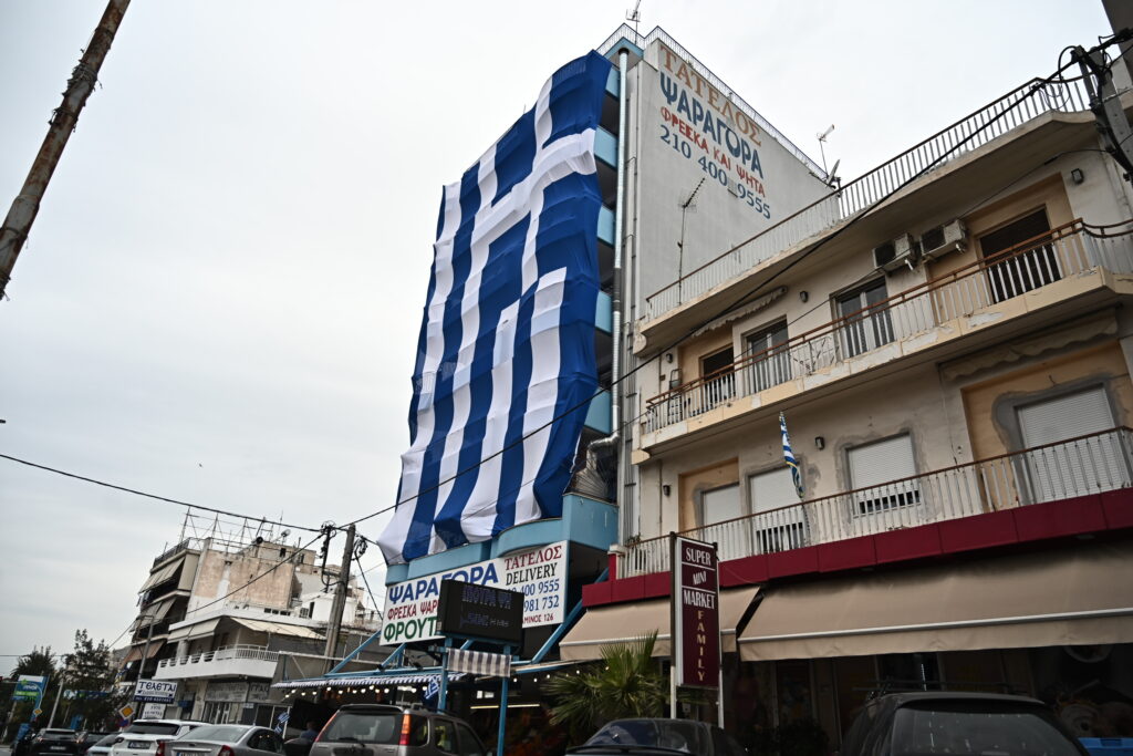 Κερατσίνι: Ελληνική σημαία 220 τ.μ. σε επταώροφη πολυκατοικία (Photos-Video)