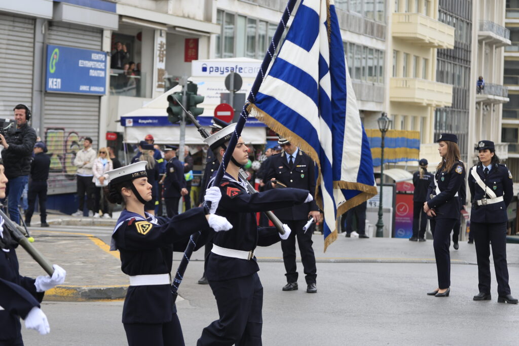 Αντιδράσεις για τα εθνικιστικά συνθήματα στην παρέλαση – Υπόθεση με πολιτικές διαστάσεις