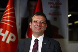 Αποφυλάκιση του Εκρέμ Ιμάμογλου ζητάει με ψήφισμα συμπαράστασης ο Δήμος Αθηναίων