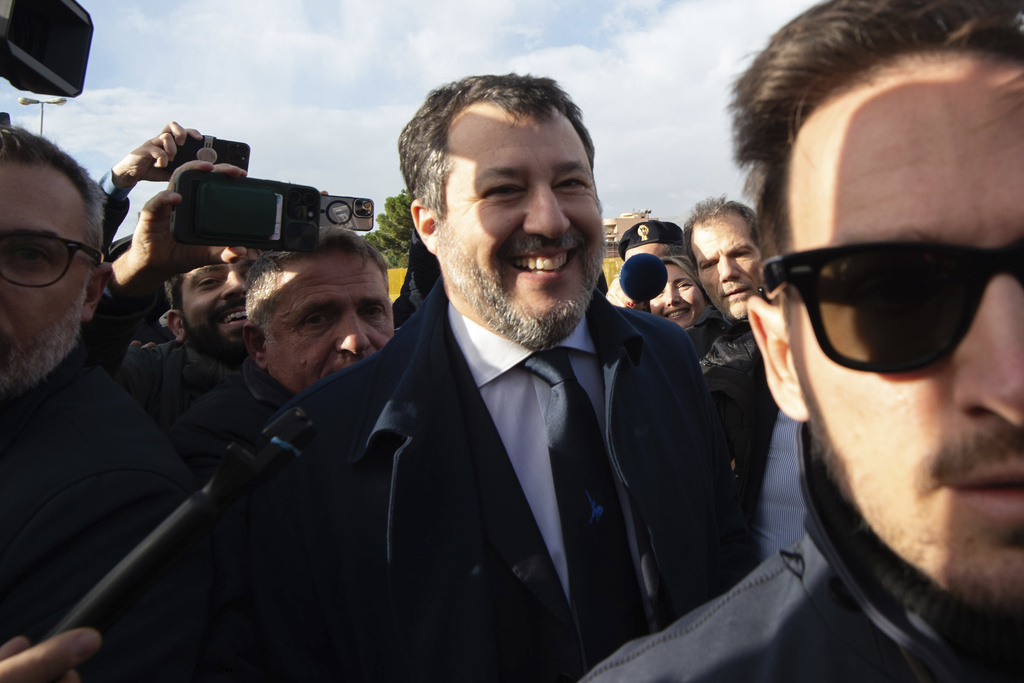 ΕΕ: Ο Ματέο Σαλβίνι «πυροβολεί» κατά του Μακρόν και του ευρωπαϊκού σχεδίου για εξοπλισμούς