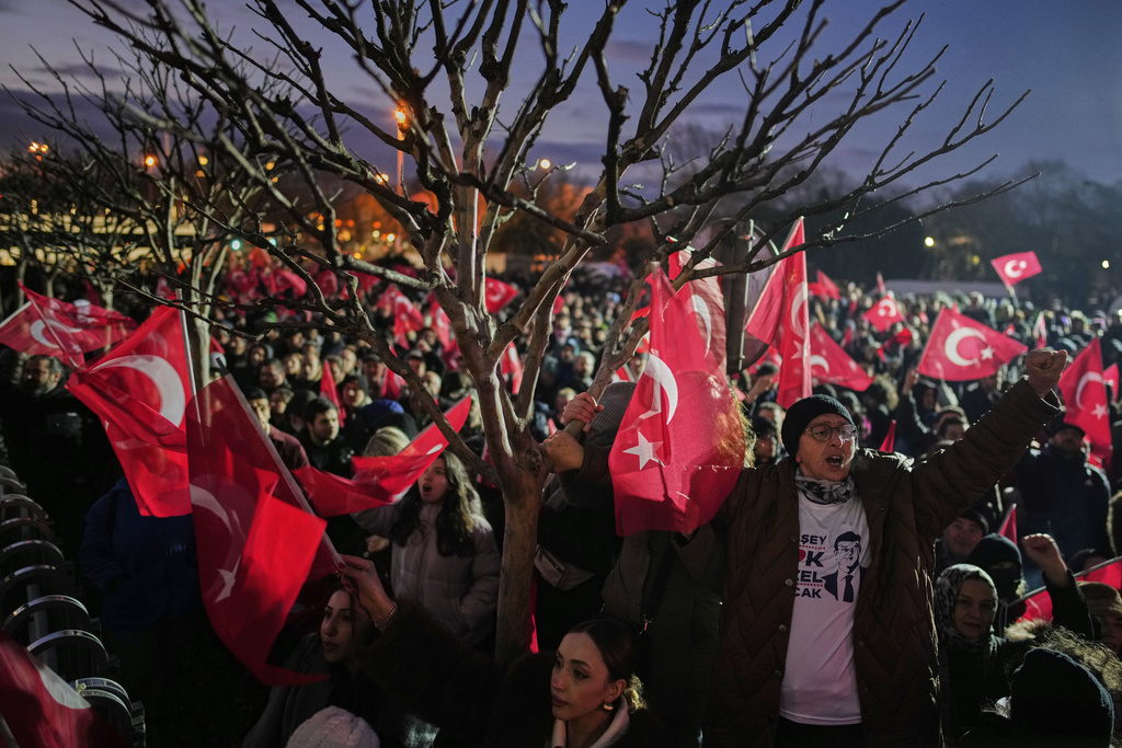 «Φλέγεται» η Τουρκία για τη σύλληψη Ιμάμογλου – Μεγαλειώδες συλλαλητήριο στην Κωνσταντινούπολη (Live Videos)