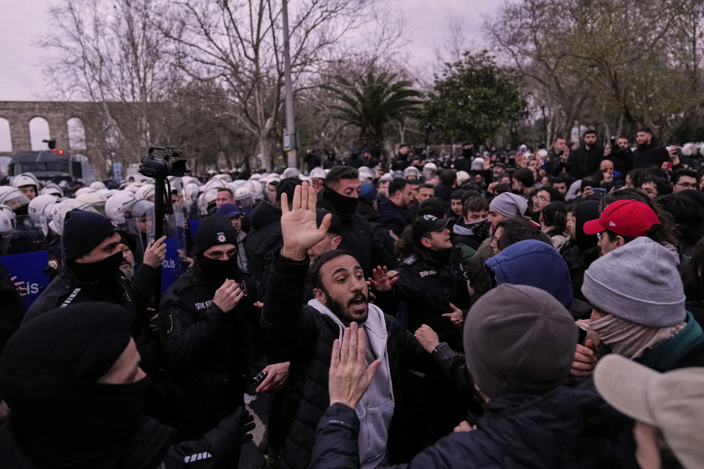 Τουρκία: Μεγάλες διαδηλώσεις υπέρ του Ιμάμογλου παρά τις απαγορεύσεις – «Δεν μπορείτε μείνετε σιωπηλοί» (Video-Photos)