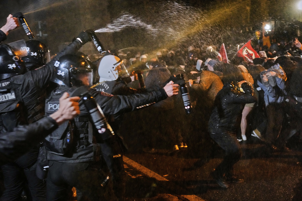Τουρκία: Ολονύχτιες διαδηλώσεις για τον Ιμάμογλου – Συγκρούσεις με την αστυνομία (Videos-Photos)