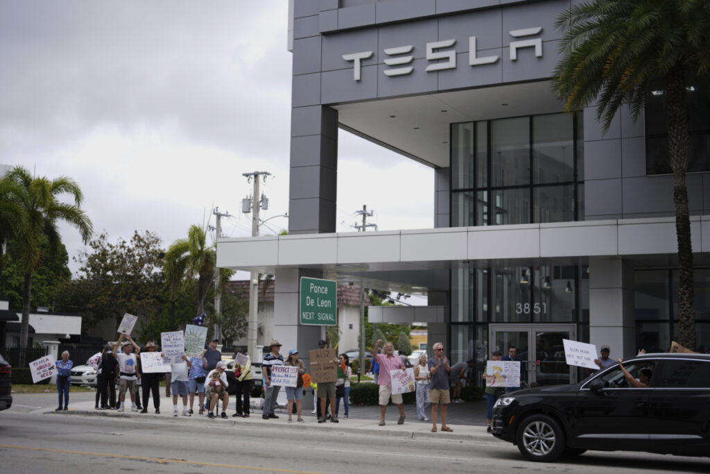 «Tesla Takedown»: Χιλιάδες πολίτες έξω από τις αντιπροσωπείες σε ΗΠΑ, Καναδά και Ευρώπη κατά του Μασκ (Video)