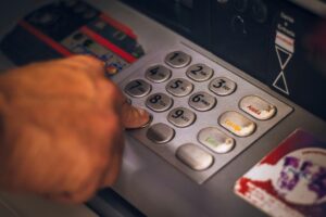 Ηλεία: ΑΤΜ «πέταξε» χαρτονομίσματα των 50 ευρώ χωρίς συναλλαγή &#8211; «Είδα την έκπληξη στα πρόσωπά τους»