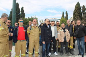 Εποχικοί Πυροσβέστες: Διαμαρτυρία έξω από τη Βουλή &#8211; «Η κυβέρνηση για μια ακόμη φορά είπε ψέματα» (Photos-Video)
