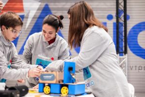 Η Πλαίσιο αναδεικνύει τα κορυφαία ταλέντα ρομποτικής και επιχειρηματικότητας στον μεγάλο τελικό “Plaisiobots Race 3.0”