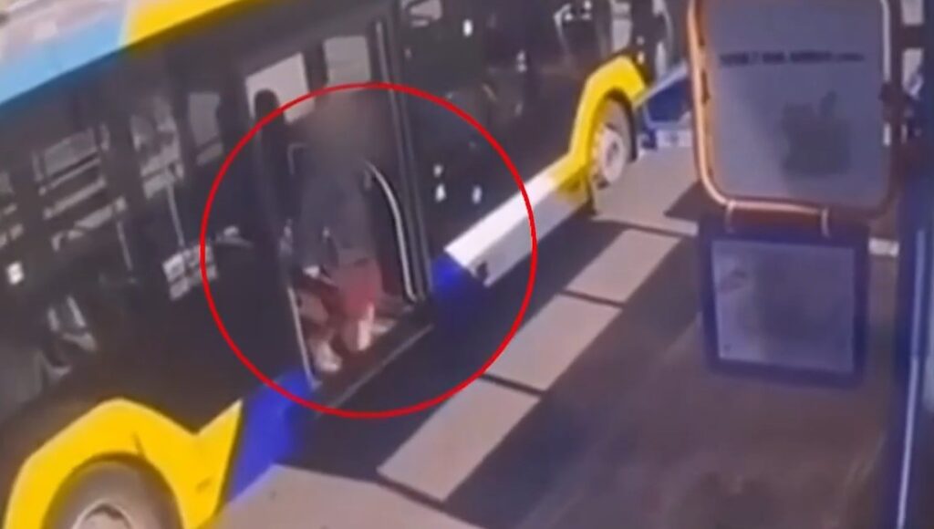 Κορωπί: Τον κάρφωσε στο μάτι πριν την επίθεση στο λεωφορείο – Έψαχνε τον «μανάβη» (Video)