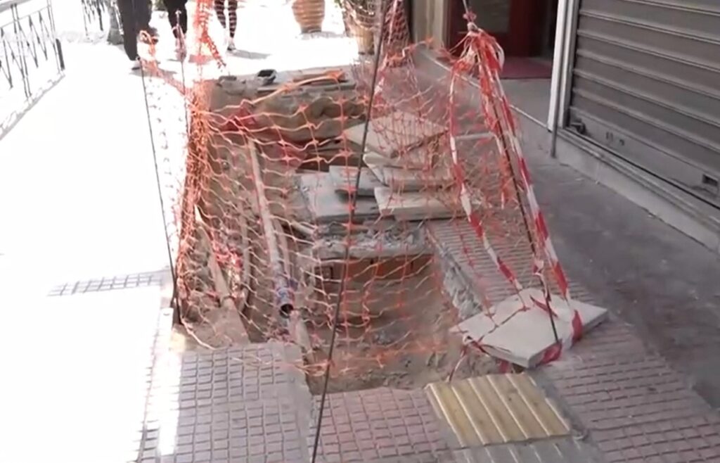 Κυψέλη: Αδιανόητο περιστατικό – Τυφλός έπεσε μέσα σε τρύπα έργων στο πεζοδρόμιο (Video)