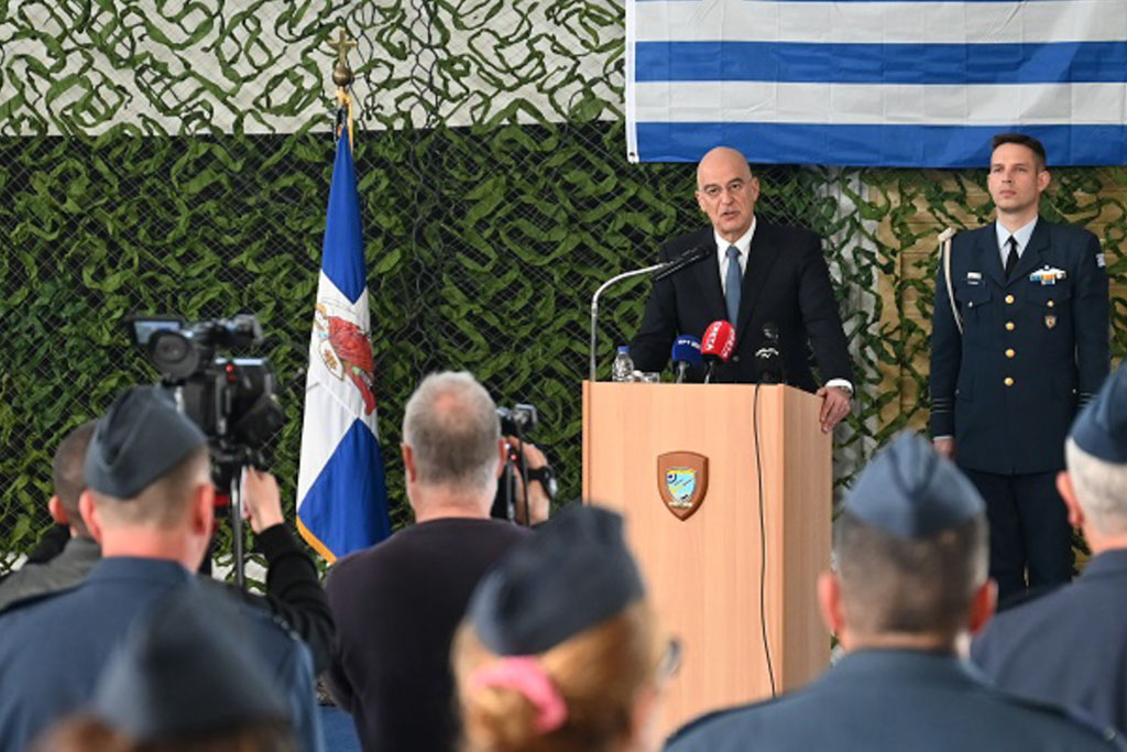 Ο εμπαιγμός των στρατιωτικών από τον Δένδια: «Νέο μισθολόγιο» με… παλιά κόλπα