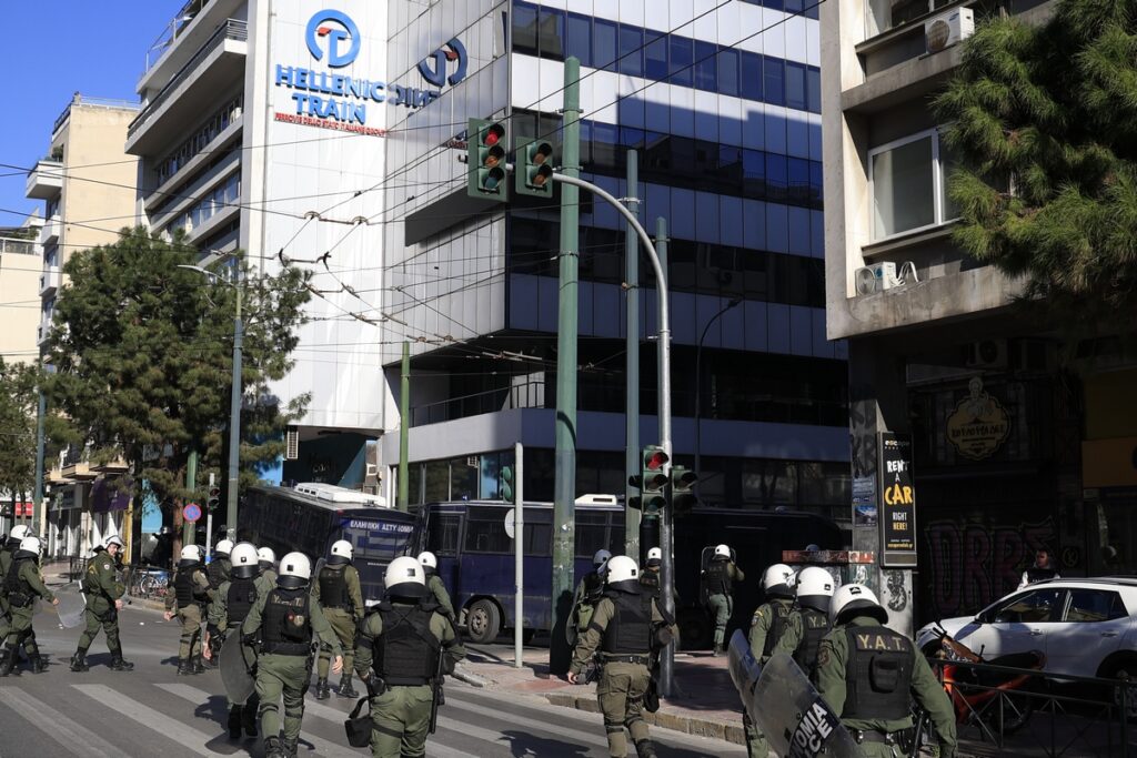 «Χτύπησαν» με χημικά και κρότου λάμψης τη φεμινιστική πορεία για την «Ημέρα της Γυναίκας» για να μην φτάσει στην Hellenic Train (Video-Photos)
