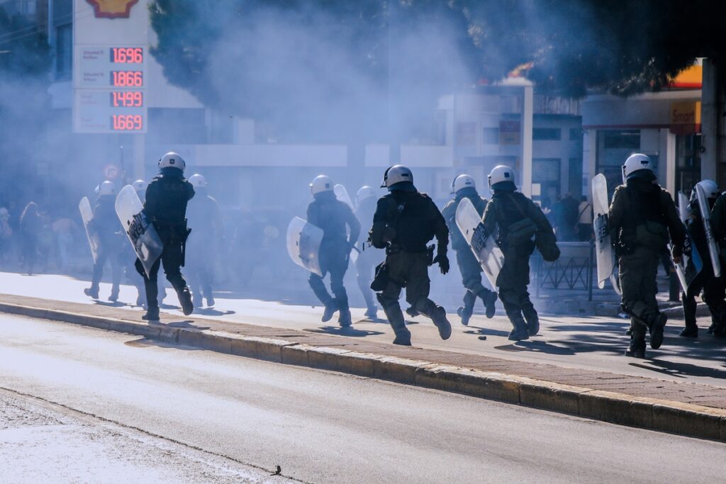 Παγκόσμια Ημέρα της Γυναίκας: «Χτύπησαν» με χημικά και κρότου λάμψης τη πορεία – 14 προσαγωγές, τι ισχυρίζεται η ΕΛ.ΑΣ  (Video-Photos)