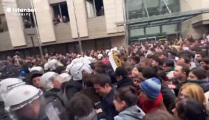 Κωνσταντινούπολη: Πορείες φοιτητών και επεισόδια μετά την προφυλάκιση Ιμάμογλου (Videos)