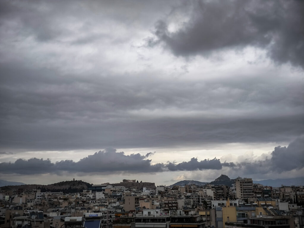 Καιρός: Νεφώσεις και τοπικές βροχές την Κυριακή – Πού θα χτυπήσουν καταιγίδες