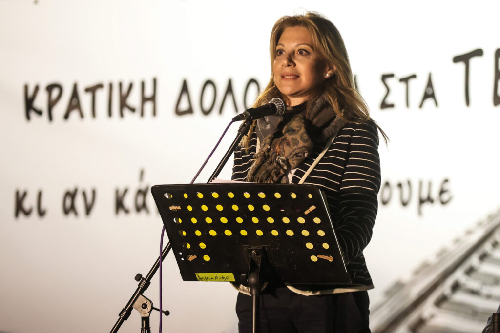 Καρυστιανού: «Η κοινωνία μίλησε, θα νικήσουμε» – Πλήθος κόσμου σε εκδήλωση για τα Τέμπη στο Ηράκλειο (Photos – Video)