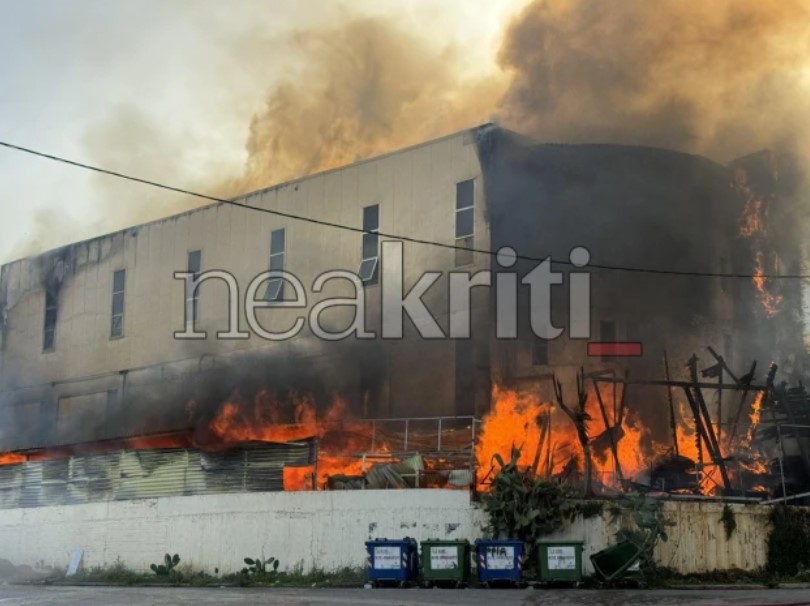 Ηράκλειο: Μεγάλη φωτιά στη ΒΙ.ΠΕ – Καίγεται εργοστάσιο ξυλείας, μήνυμα από το 112 (Videos – Photos)