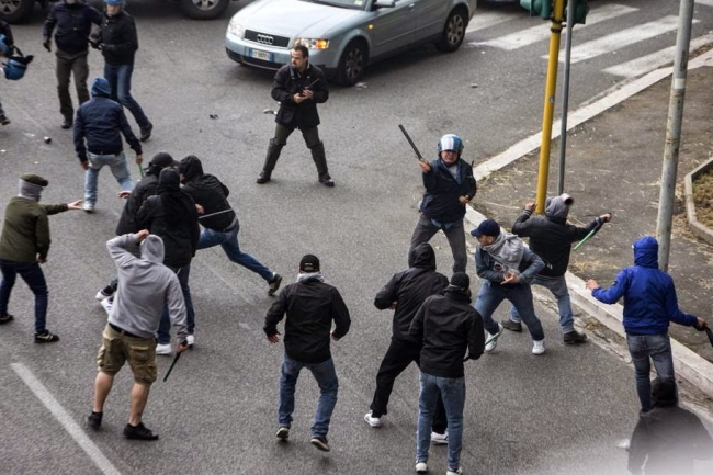 Επεισόδια μεταξύ οπαδών της ΑΕΚ και του ΠΑΟΚ στην Εθνική Οδό -Υπάρχουν τραυματίες
