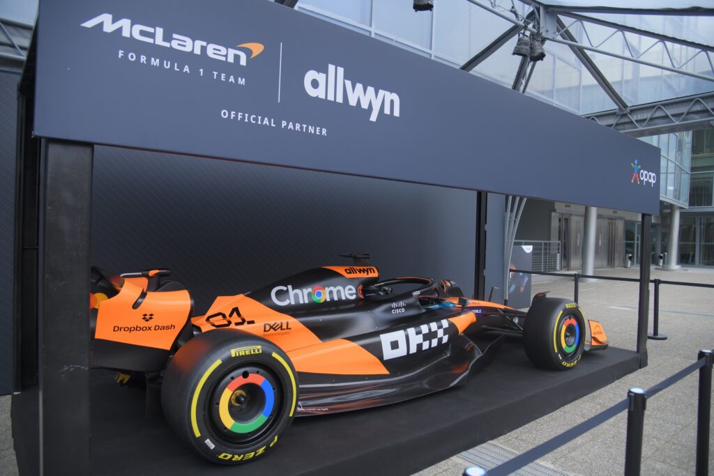 Η Formula 1 και το αγωνιστικό μονοθέσιο της McLaren κάνουν στάση για πρώτη φορά στην OPAP Arena και την πλατεία Συντάγματος
