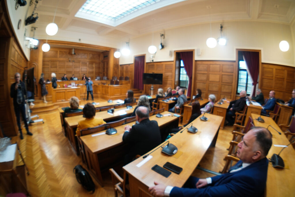 «Μπάζωσαν» και την προανακριτική – Fast track αυλαία έριξε η κυβερνητική πλειοψηφία