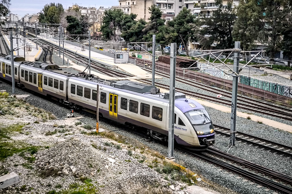 Προαστιακός – Το φαινόμενο της πεταλούδας: Βραχυκύκλωμα στους Άγιους Ανάργυρους κόβει τρένα για το Κιάτο