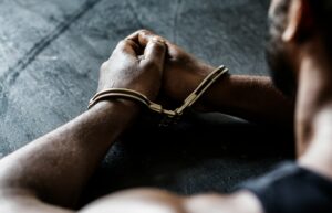 Σύλληψη μελών εγκληματικής οργάνωσης για πλαστογραφία και παράνομη διακίνηση μεταναστών &#8211; Τι κατασχέθηκε