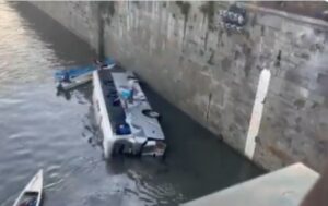 Ιταλία: Τουριστικό λεωφορείο έπεσε στον ποταμό Πάδo &#8211; Αναφορές για νεκρό