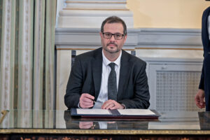 Βουλή: Θερμό… καλωσόρισμα της αντιπολίτευσης στον Τσάφο &#8211; «Παραιτηθείτε, η στάση σας είναι ντροπιαστική»