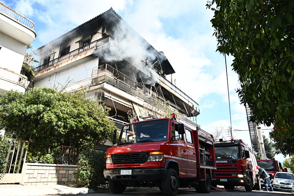 Φωτιά σε διαμέρισμα στο Χαϊδάρι: Τέθηκε υπό έλεγχο – Στο νοσοκομείο δύο άτομα (Photos)