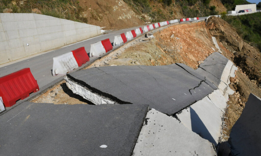 Λάρισα-Βόλος: Πριν δοθεί στην κυκλοφορία κατέρρευσε το έργο Αγοραστού για τον νέο παραλιακό δρόμο (Photos)