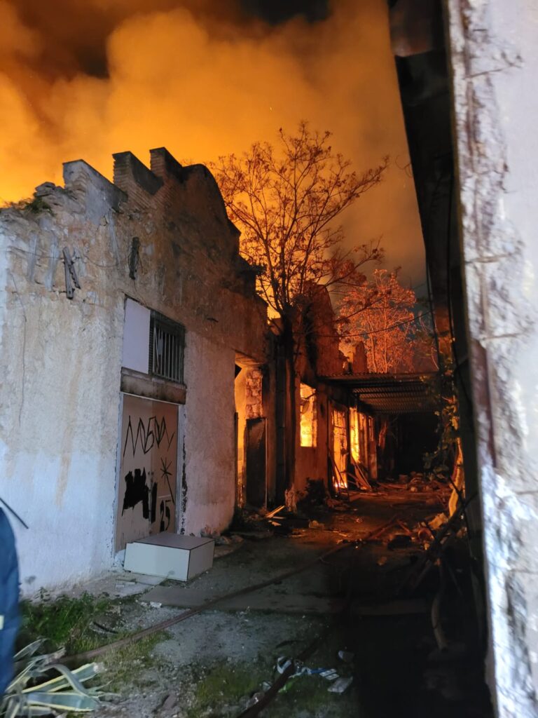 Φωτιά στα Άνω Πατήσια: Οι κάτοικοι καταγγέλλουν σχέδιο εμπρησμού (Photos)