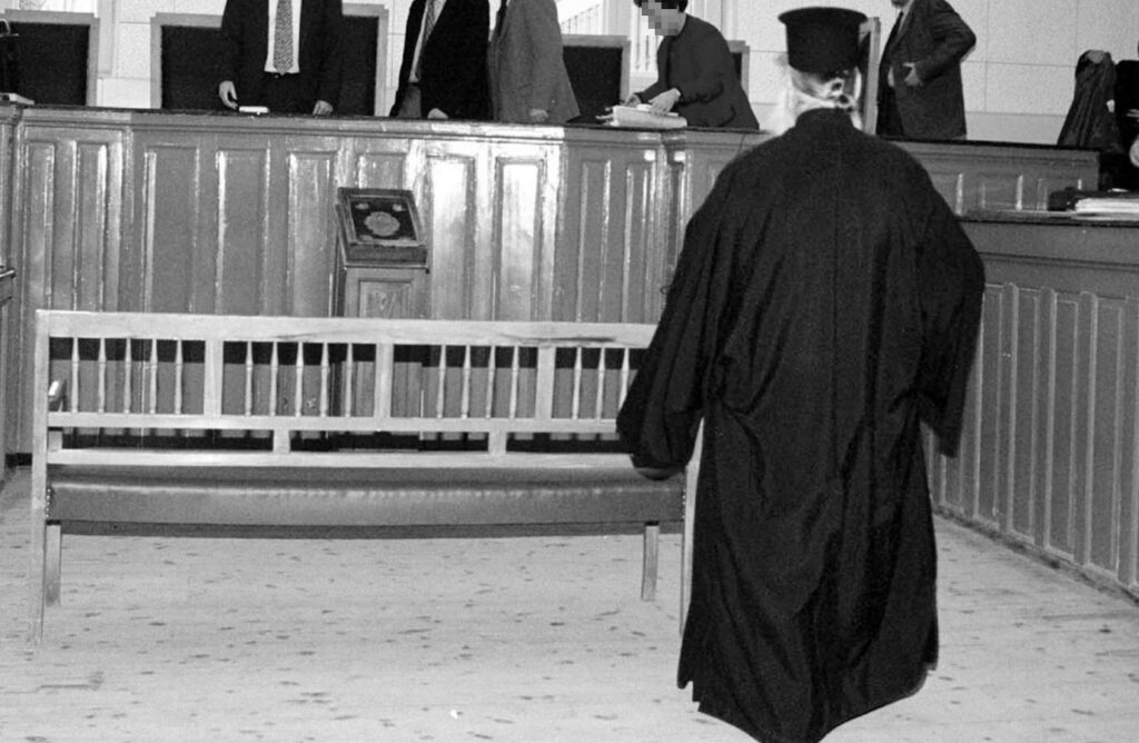 Βόλος: Πετούσε τις παντόφλες του σε ιερείς – Στιγμές πανικού σε δικαστήριο