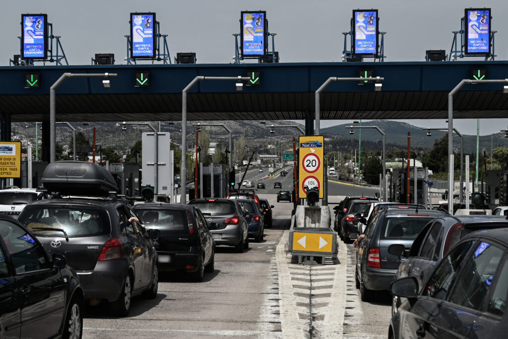 Αδειάζει η Αθήνα για το Πάσχα: Ουρές στα διόδια – Μαζική έξοδος σε λιμάνια και ΚΤΕΛ