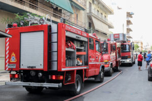 Κερατέα: Επίθεση με πέτρες σε πυροσβεστικό όχημα – Τραυματίστηκε ο οδηγός