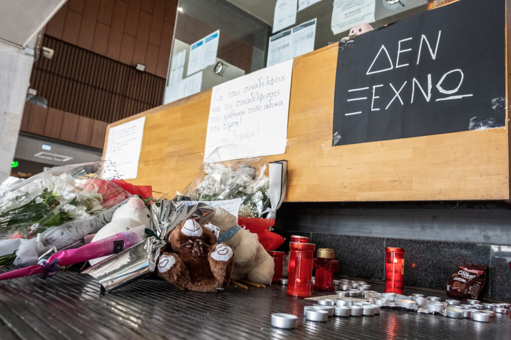 Τέμπη: Ενα κερί στις πλατείες κρατάει ζωντανή τη μνήμη – Κάλεσμα από το Δίκτυο Πόλεων Τ57