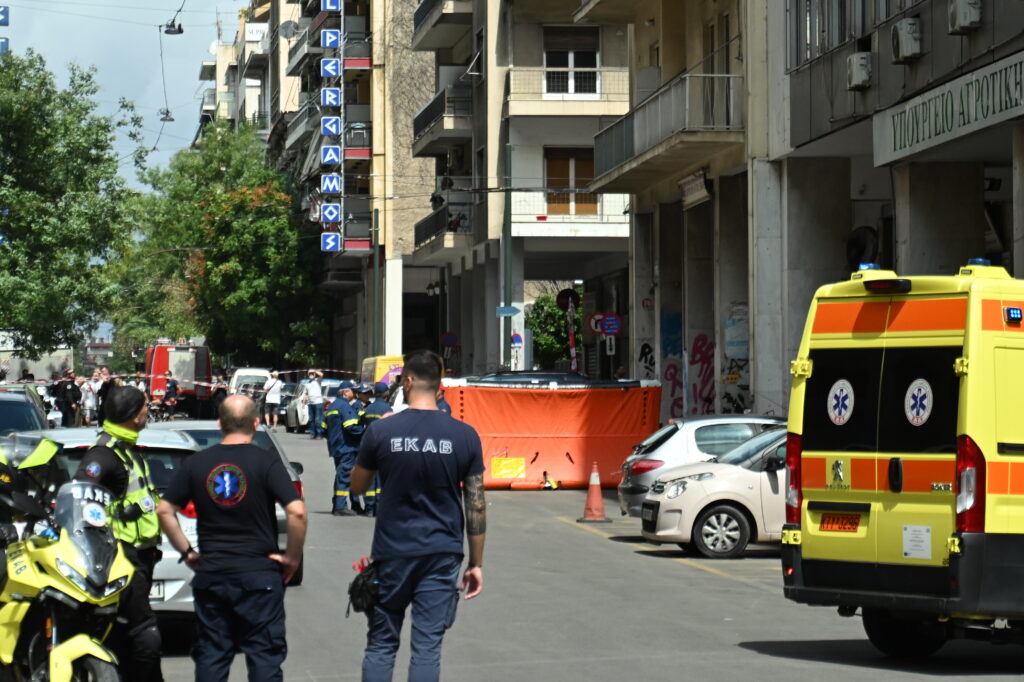 Συναγερμός στο κέντρο της Αθήνας – Άνδρας έπεσε από μπαλκόνι ξενοδοχείου
