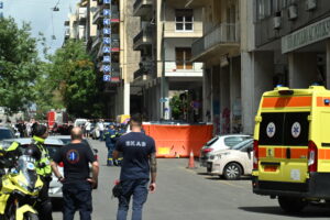 Συναγερμός στο κέντρο της Αθήνας &#8211; Άνδρας έπεσε από μπαλκόνι ξενοδοχείου