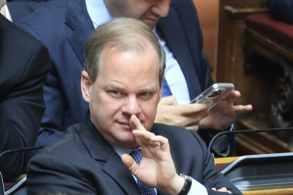 Η δικογραφία για τα Τέμπη στη Βουλή: Στήνουν προανακριτική-παρωδία για Καραμανλή