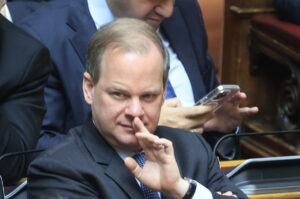 Η δικογραφία για τα Τέμπη στη Βουλή: Στήνουν προανακριτική-παρωδία για Καραμανλή
