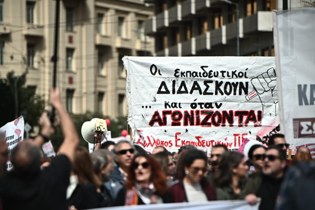 ΚΚΕ για την Παιδεία: Με άριστα στο μάθημα της Μυθοπλασίας μπορεί να αξιολογηθεί ο πρωθυπουργός