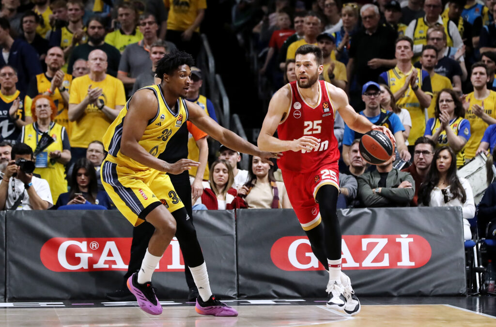 Άλμπα – Ολυμπιακός 92-100: Πίτερς και Γκος έστειλαν μόνους πρώτους τους «ερυθρόλευκους»