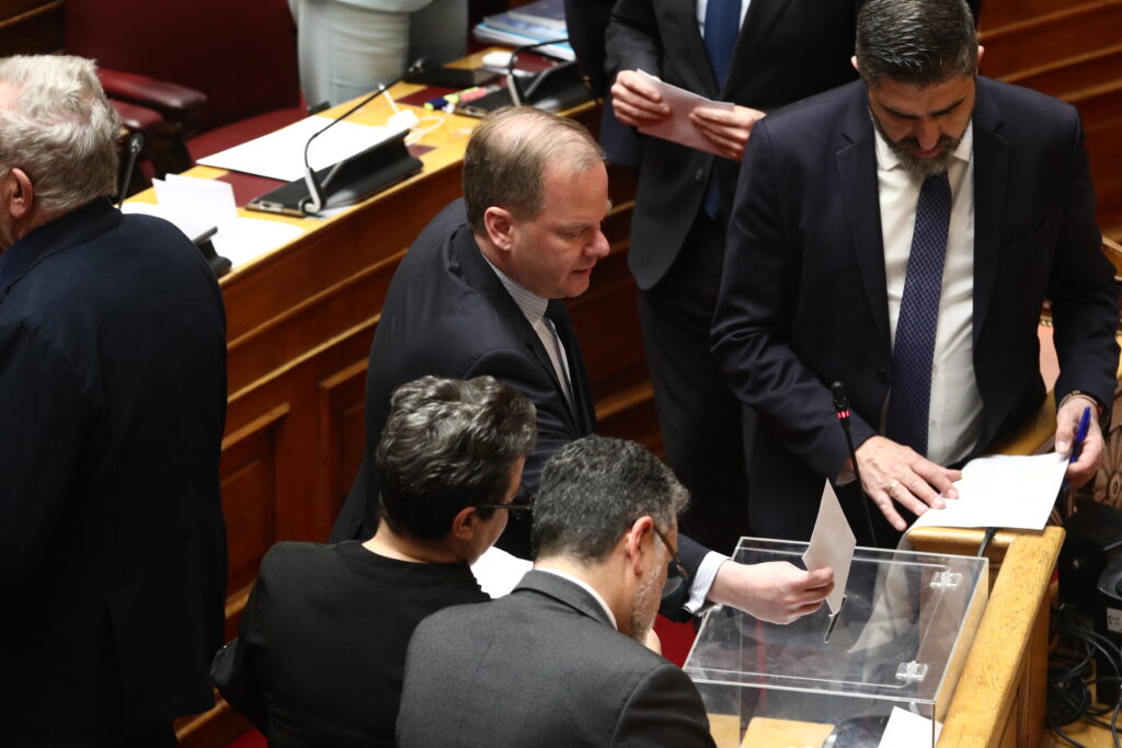 Βουλή: «Αγκαζέ» ΝΔ και ΠΑΣΟΚ παρέπεμψαν Τριαντόπουλο στο δικαστικό συμβούλιο για το πλημμέλημα της παράβασης καθήκοντος