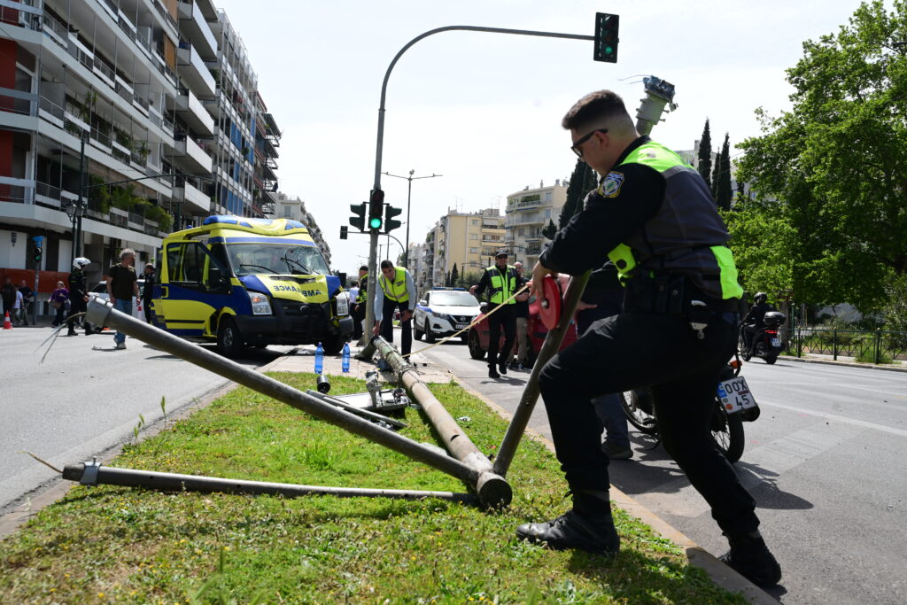 Παγκράτι: Πώς το ασθενοφόρο έπεσε στην κολώνα και χτύπησε πεζούς – 5 τραυματίες (Photos – Video)