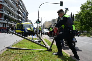Παγκράτι: Πώς το ασθενοφόρο έπεσε στην κολώνα και χτύπησε πεζούς &#8211; 5 τραυματίες (Photos &#8211; Video)