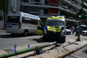 Σοβαρό τροχαίο με ασθενοφόρο στο κέντρο της Αθήνας και τρεις τραυματίες &#8211; Οι πρώτες εικόνες (Video)
