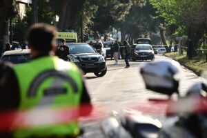 Χαλάνδρι: Παραλίγο να σκοτωθεί μια γυναίκα &#8211; Καρφώθηκε σφαίρα στο αυτοκίνητό της (Photo-Video)