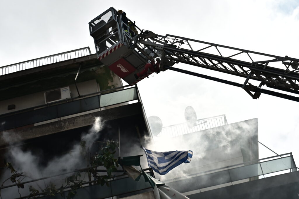 Φωτιά σε διαμέρισμα στη Μεσογείων – Η στιγμή που η πυροσβεστική απεγκλωβίζει ηλικιωμένη (Video)